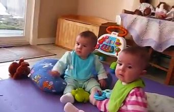 VIDEO: Reakcija blizanki na tatin dolazak s posla će vam rastopiti srce
