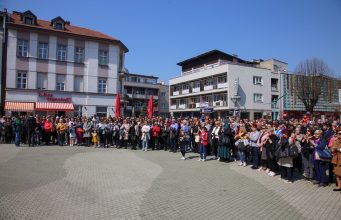 Grupa građana organizirala skup “Azra, mi se borimo” nakon tragične smrti Azre Bećirspahić (25) i njene bebe tokom porođaja u Kantonalnoj bolnici Irfan Ljubijankić