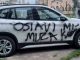 Bijesna žena na automobilu u Priboju napisala: “Ostavi mi muža, ku*vo”