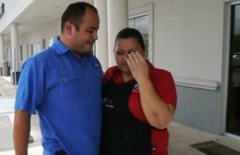 Žena koja se bori sa rakom je bila zbunjena kada ju je šef u sred radnog dana izveo napolje. A onda se dogodilo OVO! (VIDEO)