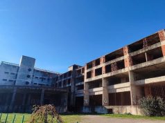 Dok čeka svog kupca, objekat Doma penzionera u Bihaću izložen propadanju