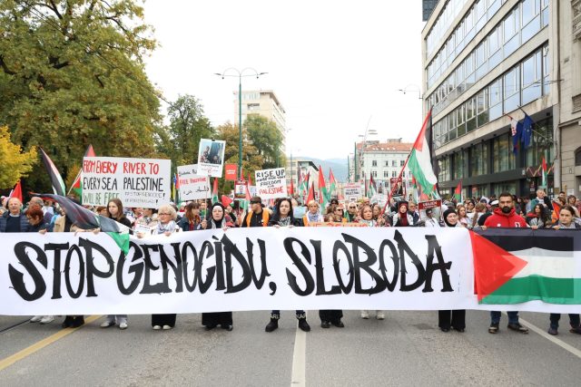 sarajlije-na-ulici-protest-za-slobodnu-palestinu-okupio-aktiviste-nastavnike-251012-protest-za-palestinu-38657_68eba4fbd32f0