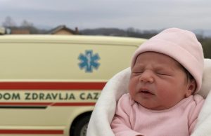 Lijepa priča iz Cazina: “Beba rođena u sanitetu tokom noćne smjene” foto:ilustracija