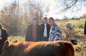 Sedić i Ćoralić obišli poljoprivredna gazdinstva u Gati: Fokus na stvarnim potrebama proizvođača i unapređenju poticaja