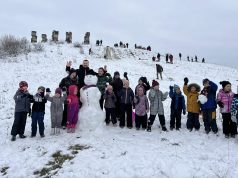 Dječija zimska radost na Garavicama: Haris Babić okupio mališane na snijegu