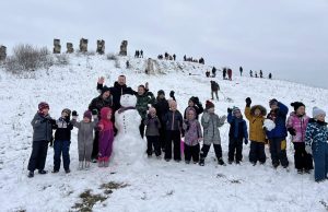 Dječija zimska radost na Garavicama: Haris Babić okupio mališane na snijegu