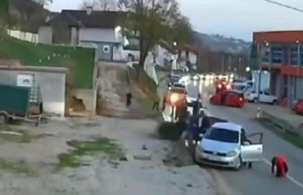 Haos u Kladuši: Nakon sudara izbila tučnjava, pa mladić autom krenuo na prolaznike