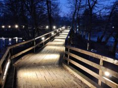 Osvijetljene nove drvene staze na riječnim adama