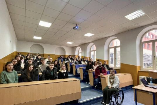 Na Ekonomskom fakultetu održana prezentacija projekta „Vozim iako ne hodam“ za studente prve godine