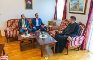 Ministri Osmankić i Jakšić posjetili bihaćkog paroha Slavišu Milinovića