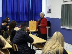 “Ogledni čas u OŠ Harmani II: Devetaši kroz kamishibai predstavu učili o emocijama i suočavanju sa stresom”