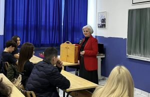 “Ogledni čas u OŠ Harmani II: Devetaši kroz kamishibai predstavu učili o emocijama i suočavanju sa stresom”