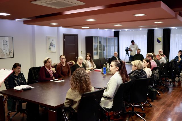 6949526f335e95.63229885