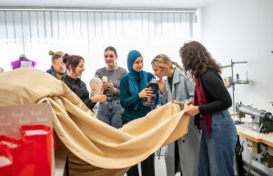 Perwoll nastavlja priču o održivoj modi kroz donaciju Univerzitetu u Bihaću: Haljina koja je osvojila pažnju javnosti dobija novi život