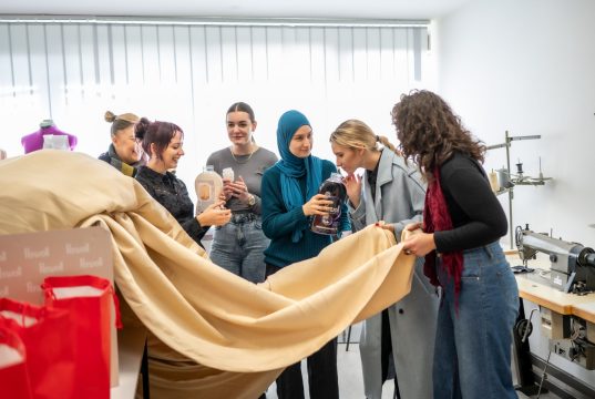Perwoll nastavlja priču o održivoj modi kroz donaciju Univerzitetu u Bihaću: Haljina koja je osvojila pažnju javnosti dobija novi život