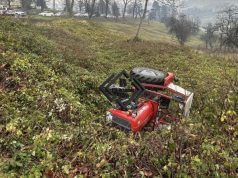 Saobraćajka u Cazinu, traktor završio na krovu