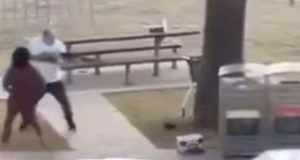 Pogledajte kako je hrabri prolaznik zaustavio napadača s plaže i uperio pušku u njega