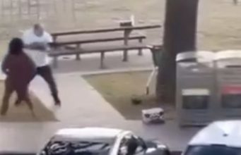 Pogledajte kako je hrabri prolaznik zaustavio napadača s plaže i uperio pušku u njega