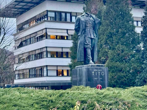 statui-tita-odrezana-glava-u-sloveniji-nadjena-u-autu-hrvatskih-tablica-snimka-zaslona-2025-12-05-103751_6932aae561405