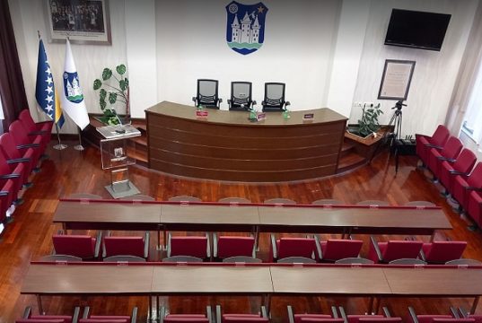 Sjednica Gradskog vijeća Bihaća nije počela: U sali samo 13 od 30 vijećnika, Goretić dao dodatnih 30 minuta za okupljanje