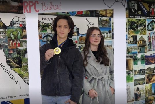 Faris Dervišević prvi u matematici, informatici i logici, Tejma Sedić peta iz njemačkog jezika na kantonalnom takmičenju „Ljubav i bratstvo“