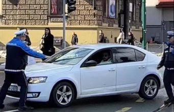 Automobilom krenuo ka demonstrantima, spriječila ga policija!
