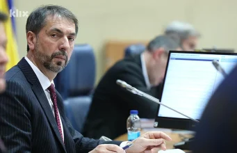 Ustavnopravna komisija jednog doma državnog parlamenta zaključila da Schmidt ne može donositi zakone