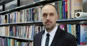 Jasmin Hasić: Bosanski jezik je u opasnosti da se svede na politički simbol, umjesto da se razvija kao funkcionalan, otvoren i samopouzdan