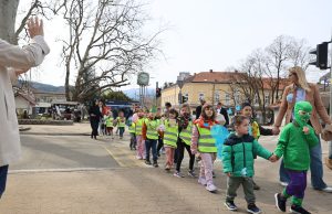 Proljeće stiglo uz osmijehe najmlađih: Šareni defile mališana i danas uljepšao ulice Bihaća