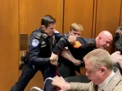 Američki ratni veteran protestovao zbog rata u Iranu, iz Kapitola ga nasilno izbacili policajci i republikanski senator