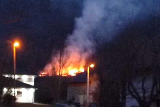 Uprkos upozorenju na jak vjetar, pojedini građani u Bihaću pale korov