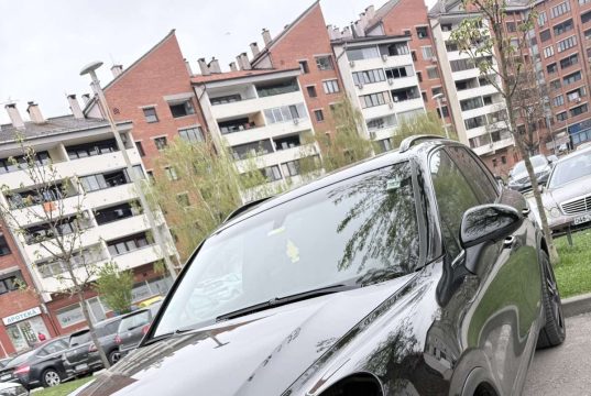 U naselju Harmani ukraden far sa vozila „Porsche Cayenne“