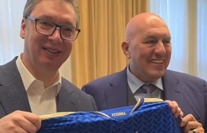 Vučić pozirao sa dresom Italije, komentari urnebesni: “Sad nam je jasno…”