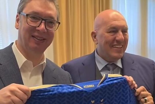 Vučić pozirao sa dresom Italije, komentari urnebesni: “Sad nam je jasno…”