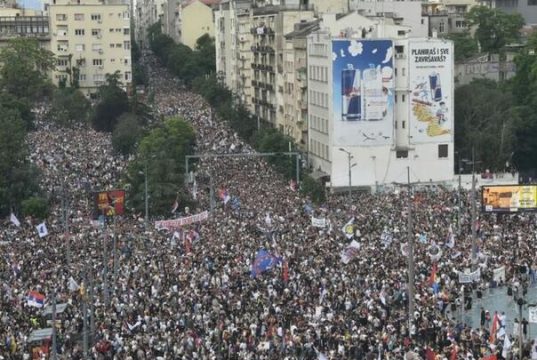 Protesti na Slaviji u Beogradu okupili skoro 200.000 ljudi