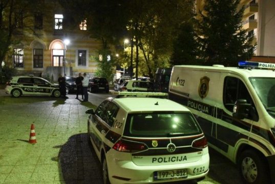 Masovna tučnjava u Sarajevu: Mladića tukli palicama, završio na KCUS-u