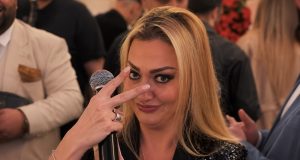 „Tjerali su nas da čučnemo ispod stola i pjevamo, a oni imali odnose“ Pjevačica raskrinkala dvojicu biznismena