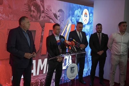 Dodik najavio gradnju evropskog stadiona za Borac, Misimović mu uručio dres i zahvalio se za podršku