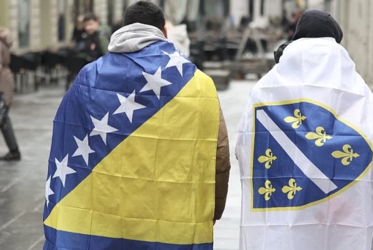 U selu kod Livna zapaljeno 13 zastava BiH i RBiH: Mještani ih postavili zbog Mundijala, ali su nekome smetale