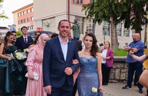 Poseban trenutak na maturskoj večeri: Gradonačelnik Sedić bio pratnja maturantici Emani Pašić