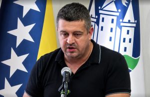 Vijećnik Adis Dizdarić otvorio važno pitanje: Organizirano prosjačenje djece postaje sve veći problem u Bihaću