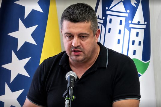 Vijećnik Adis Dizdarić otvorio važno pitanje: Organizirano prosjačenje djece postaje sve veći problem u Bihaću