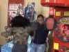 Htjela udariti boks mašinu, pa slučajno nokautirala mladića pored sebe (VIDEO)