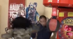 Htjela udariti boks mašinu, pa slučajno nokautirala mladića pored sebe (VIDEO)