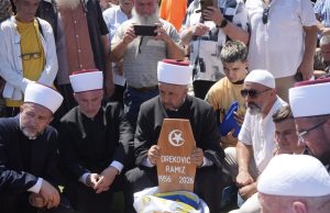 Hiljade ljudi ispratile generala Ramiza Drekovića: Klanjana dženaza na Vlakovu