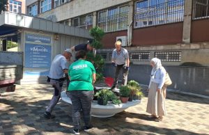 Bosanska ulica u Bihaću dobila novi sadržaj: Postavljena klupa s cvijećem i zelenilom