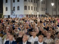 Manifestacija posvećena generalu Naniću i šehidima okupila hiljade građana u Bužimu