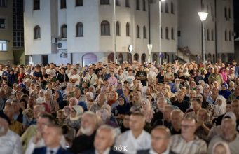 Manifestacija posvećena generalu Naniću i šehidima okupila hiljade građana u Bužimu