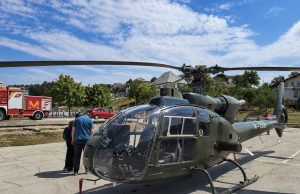 Helikopter Oružanih snaga BiH sletio u Cazin, najmlađi s oduševljenjem pratili dolazak