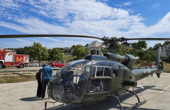 Helikopter Oružanih snaga BiH sletio u Cazin, najmlađi s oduševljenjem pratili dolazak